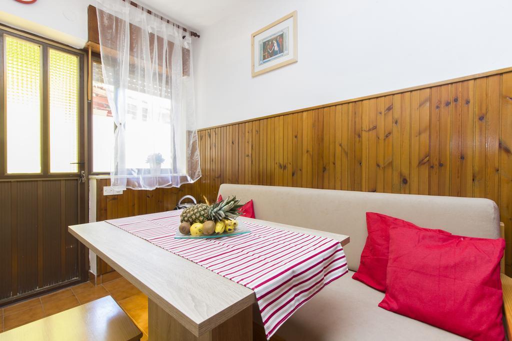 Apartment Neven Rogoznica  Rom bilde